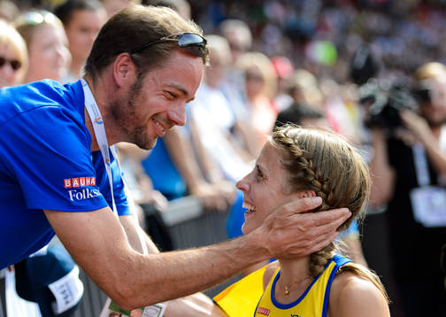 Charlotta Fougberg, Sverige, firar med sin tränare Johan