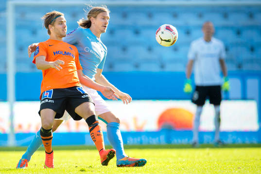 Malmö FFs Markus Halsti i kamp om bollen med Norrköpings