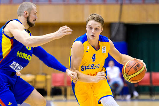 Sveriges Ludvig Håkanson med bollen