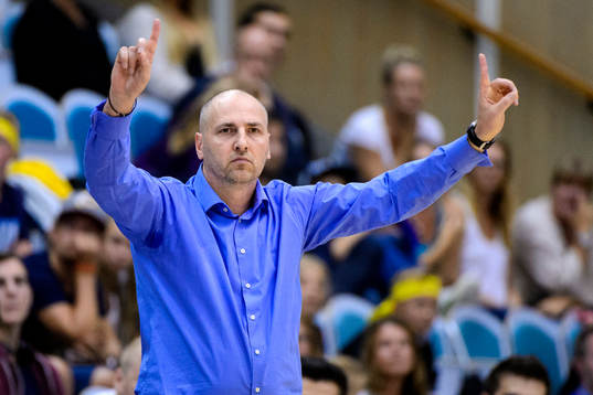 Rumäniens tränare Marcel Tenter jublar