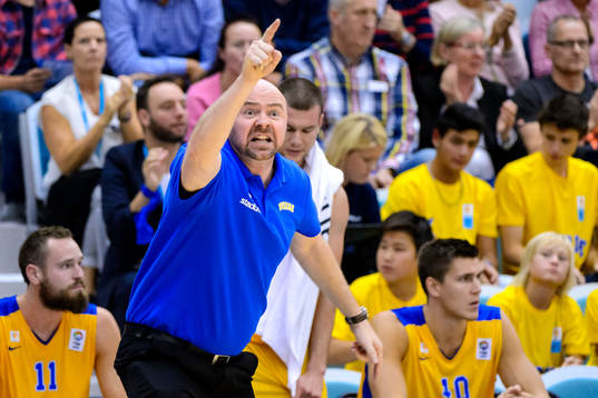 Sveriges tränare Vedran Bosnic gestikulerar