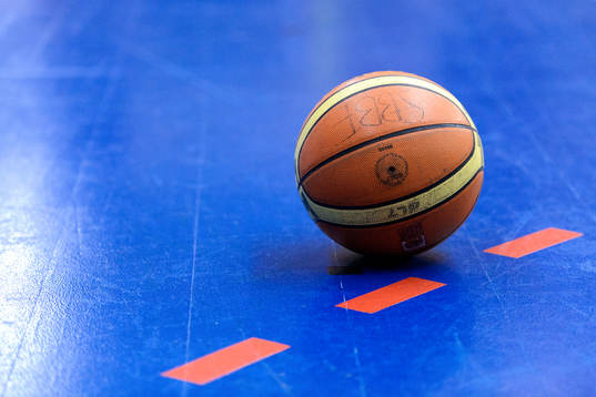 En basketboll på golvet