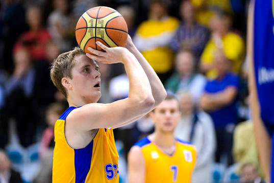 Sveriges Ludvig Håkanson siktar mot korgen
