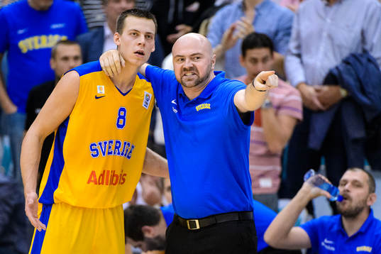 Sveriges tränare Vedran Bosnic (h) pratar med Anton