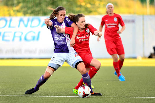 Jitex Anna Oscarsson och Eskilstunas Allysha Chapman i kamp