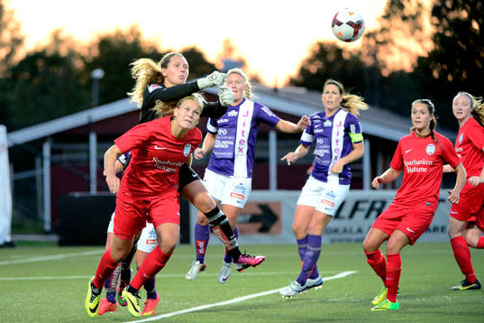 Jitex målvakt Jennifer Falk boxar ut bollen bakom