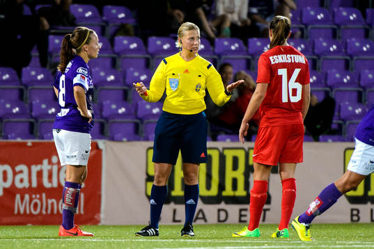 Domare Sandra Fogelberg pratar med Jitex Linn Andersson och