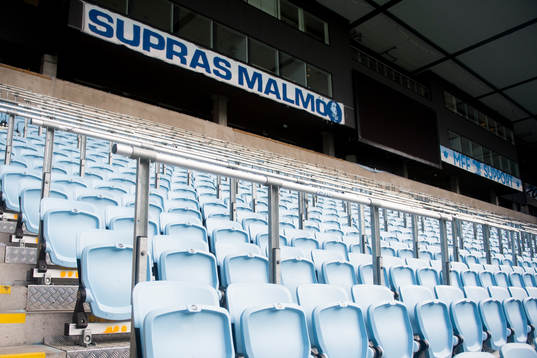 Stolar monterade på ståplats på Swedbank Stadion