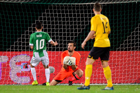 Elfsborgs målvakt Kevin Stuhr Ellegaard räddar framför