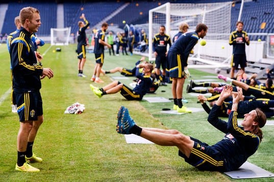 Sebastian Larsson och Jonas Olsson kastar bollen till