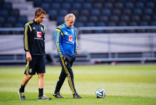 Albin Ekdal i samtal med förbundskapten Erik Hamrén