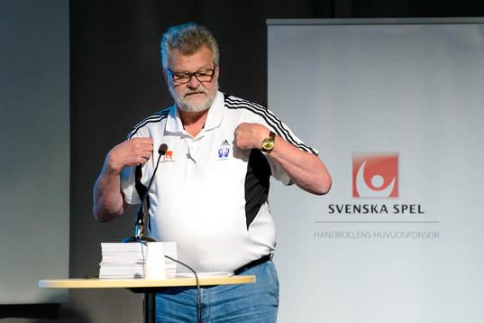 Krister Broman, SHF domarkommitté, presenterar