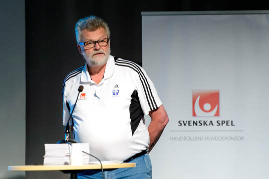 Krister Broman, SHF domarkommitté, presenterar