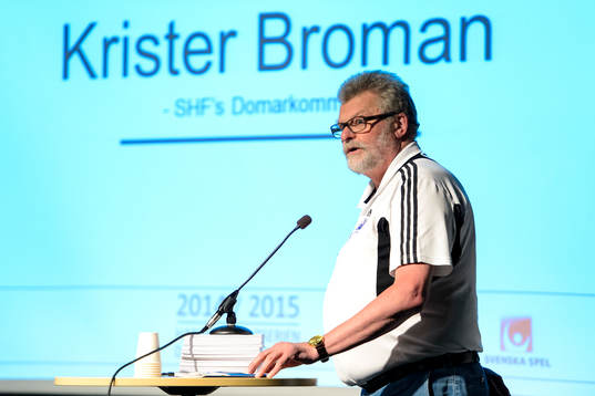 Krister Broman, SHF domarkommitté, presenterar