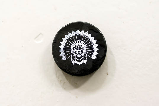 En ishockeypuck med en frölundaindian