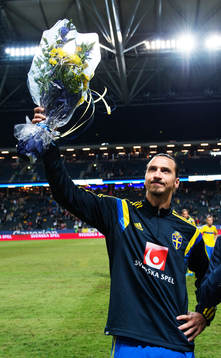 Sveriges Zlatan Ibrahimovic viftar mot publiken med blommor