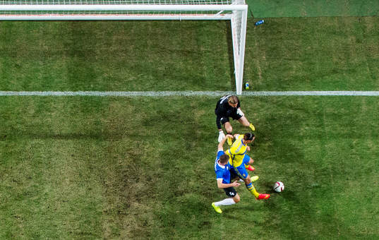 Sveriges Zlatan Ibrahimovic klackar in 2-0 bakom Estlands