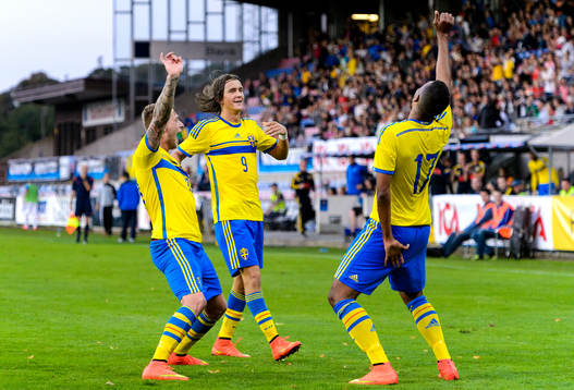 Sveriges John Guidetti (v) och Isaac Kiese Thelin (h) dansar
