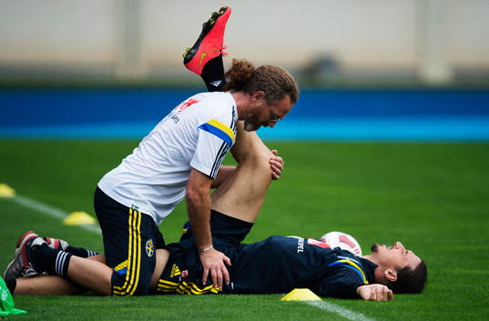 Richard Dahan, sjukgymnast, hjälper Zlatan Ibrahimovic att