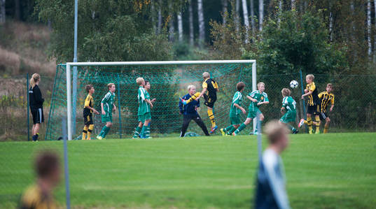 Pojklagsmatch på planen bredvid i matchen för 15-åringar