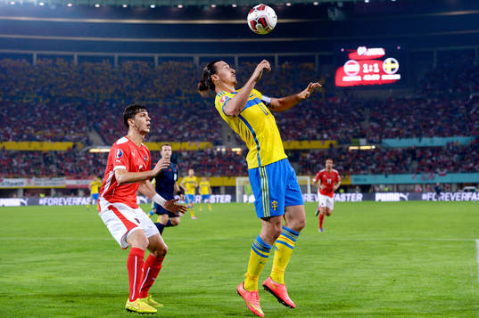 Sveriges Zlatan Ibrahimovic tar emot bollen framför
