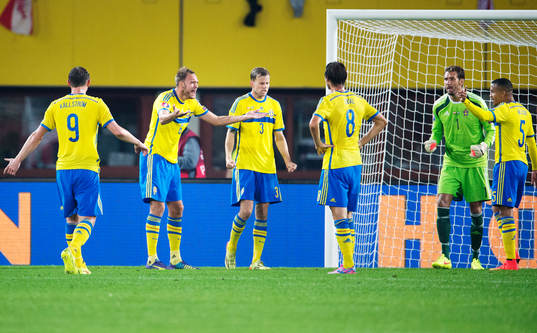 Sveriges Andreas Granqvist manar på sina medspelare