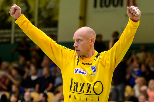 Skövdes målvakt Robert Lechte jublar