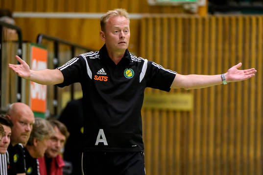 Sävehofs tränare Magnus Johansson slår ut med händerna
