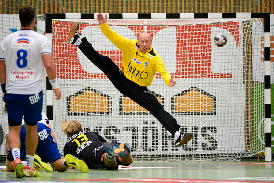 Sävehofs Oskar Ysander gör mål på Skövdes målvakt