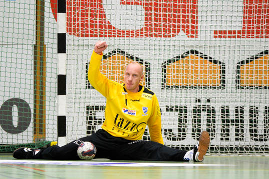 Skövdes målvakt Robert Lechte jublar