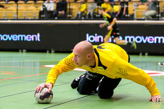 Skövdes målvakt Robert Lechte med bollen