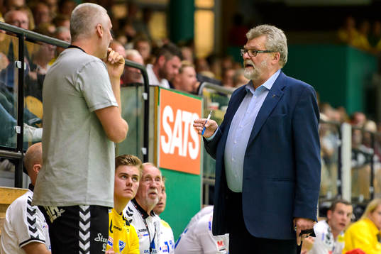 Krister Broman (h), SHF domarkommitté, pratar med Skövdes