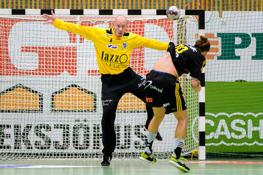 Sävehofs Victor Fridén (h) gör mål på straff på