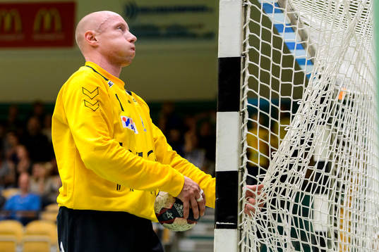 Skövdes målvakt Robert Lechte deppar