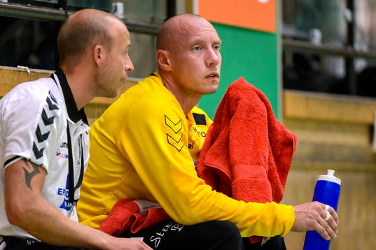 Skövdes målvakt Robert Lechte på bänken
