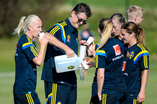 Caroline Seger dricker vatten som läkare Mats Börjesson