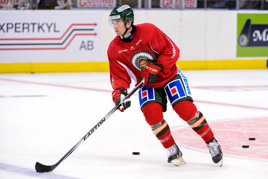Frölundas Luke Moffat värmer upp innan hockeymatchen i