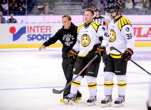 Brynäs Greg Scott får hjälp av isen