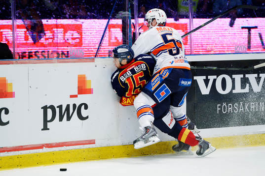 Djurgårdens Steve Saviano tacklas av Växjös Noah Welch