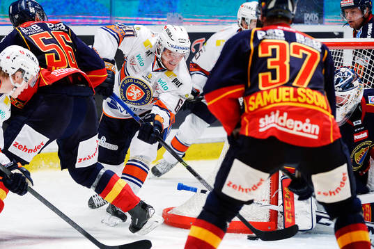 Växjös Erik Josefsson ororar framför Djurgårdens mål