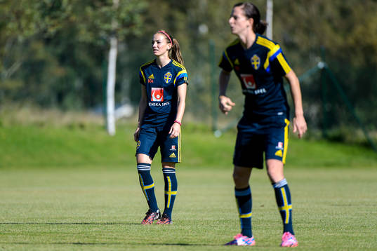 Kosovare Asllani och Lotta Schelin