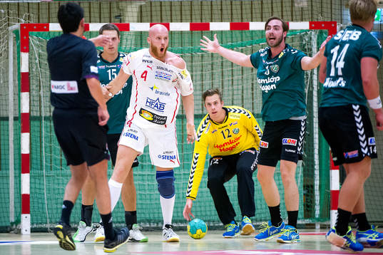 Drotts Jonathan Berg och Önnereds Marcus Tobiasson ropar