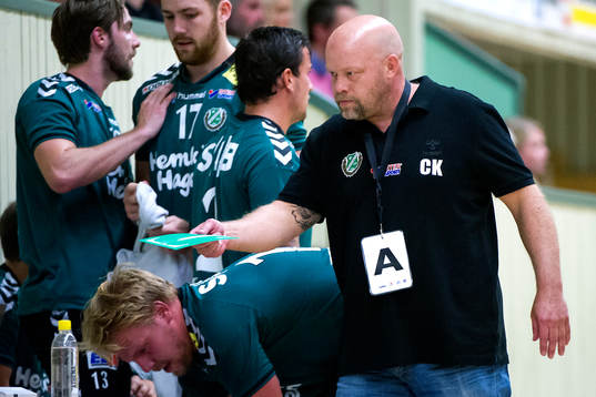 Önnereds tränare Christer Karlsson lämnar in ett