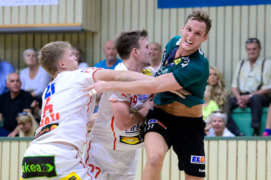 Önnereds Andreas Berg stoppas av Drotts Marcus Sjöbrink