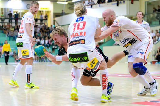 Önnereds Rasmus Nilsson trycks omkull av Drotts Jonathan