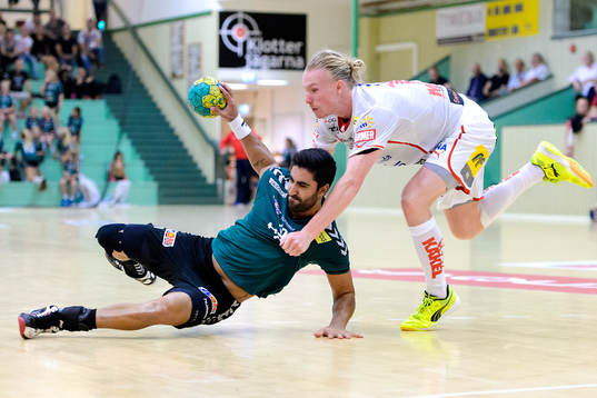 Önnereds Daniel Komayesh tacklas omkull v Drotts Henrik