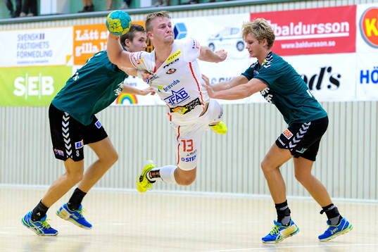 Drotts Anton Blickhammar tar sig mellan Önnereds Gustav