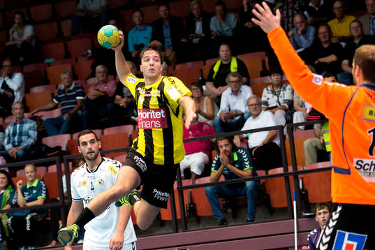 Hammarbys Nils Pettersson testar skott på Redbergslids