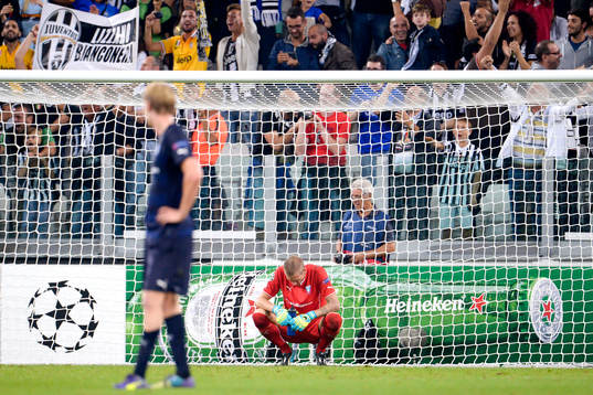 s målvakt Robin Olsen deppar