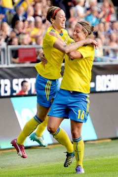 Sveriges Therese Sjögran kramas om av Lina Nilsson